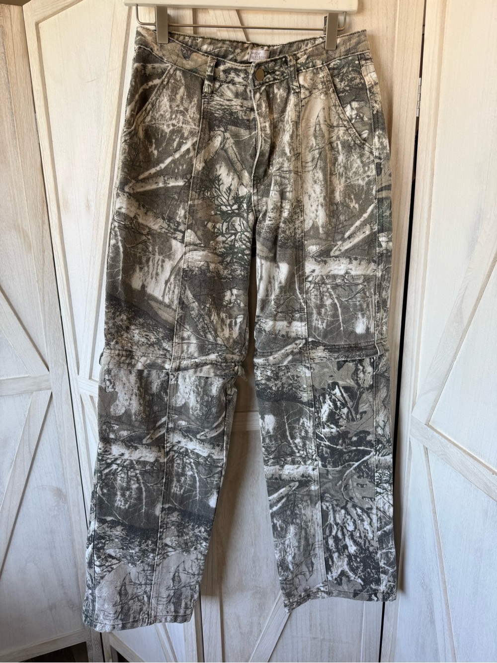 Tilly’s west of Melrose Wide Leg Utility Pants Olive gray cream Camo 100% cotton